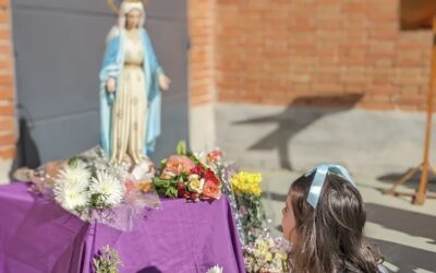 CON FLORES A MARÍA